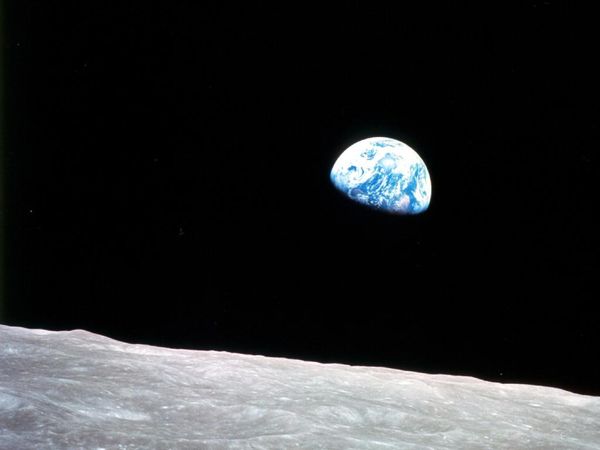 Earth rise: Phote by Bill Anders, Apollo 8 Lunar M...