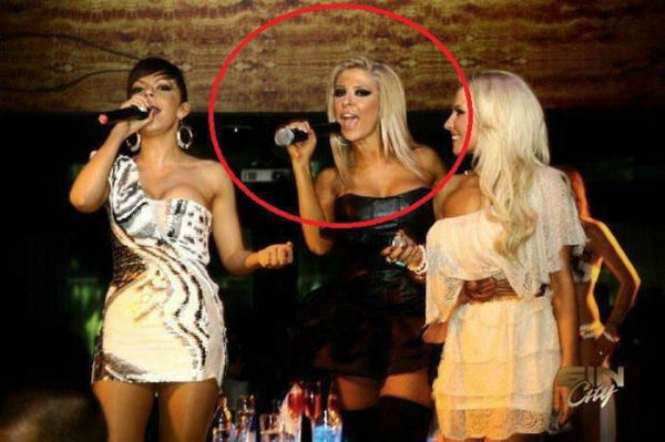 The singer who forgot how to hold the mic...